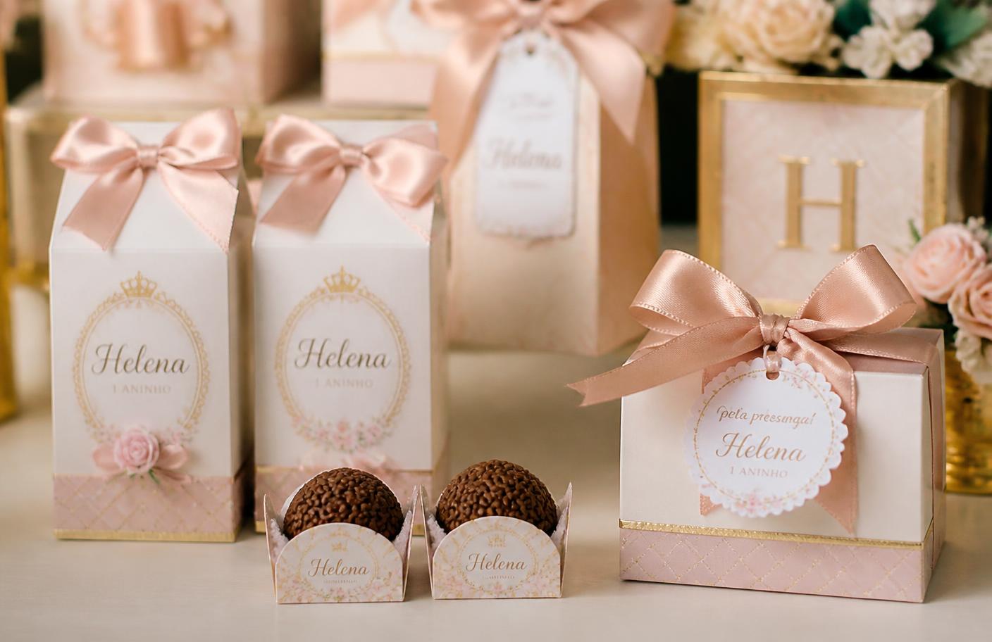 Lembrancinhas personalizadas prontas: caixinhas milk, forminhas de brigadeiro e caixinhas com laço e tags